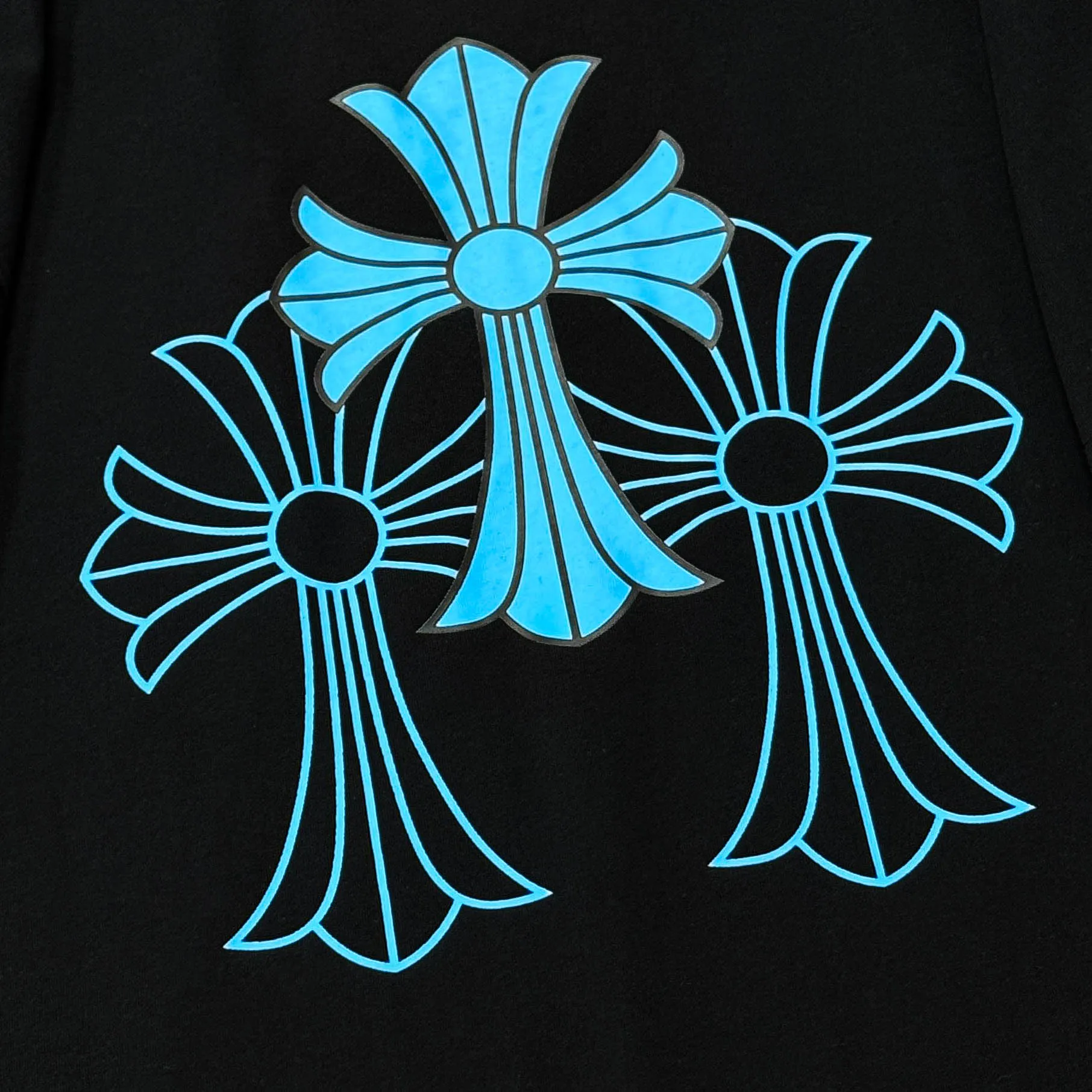 P170 Chrome Hearts 25 high-end versions. The fabric is made of 300 grams of high-density pure cotton. It does not deform or shrink. It has three labels. It is the same style for men and women. Technology: suede foaming + digital printing. Color: white, black. SIZE: S-XL.